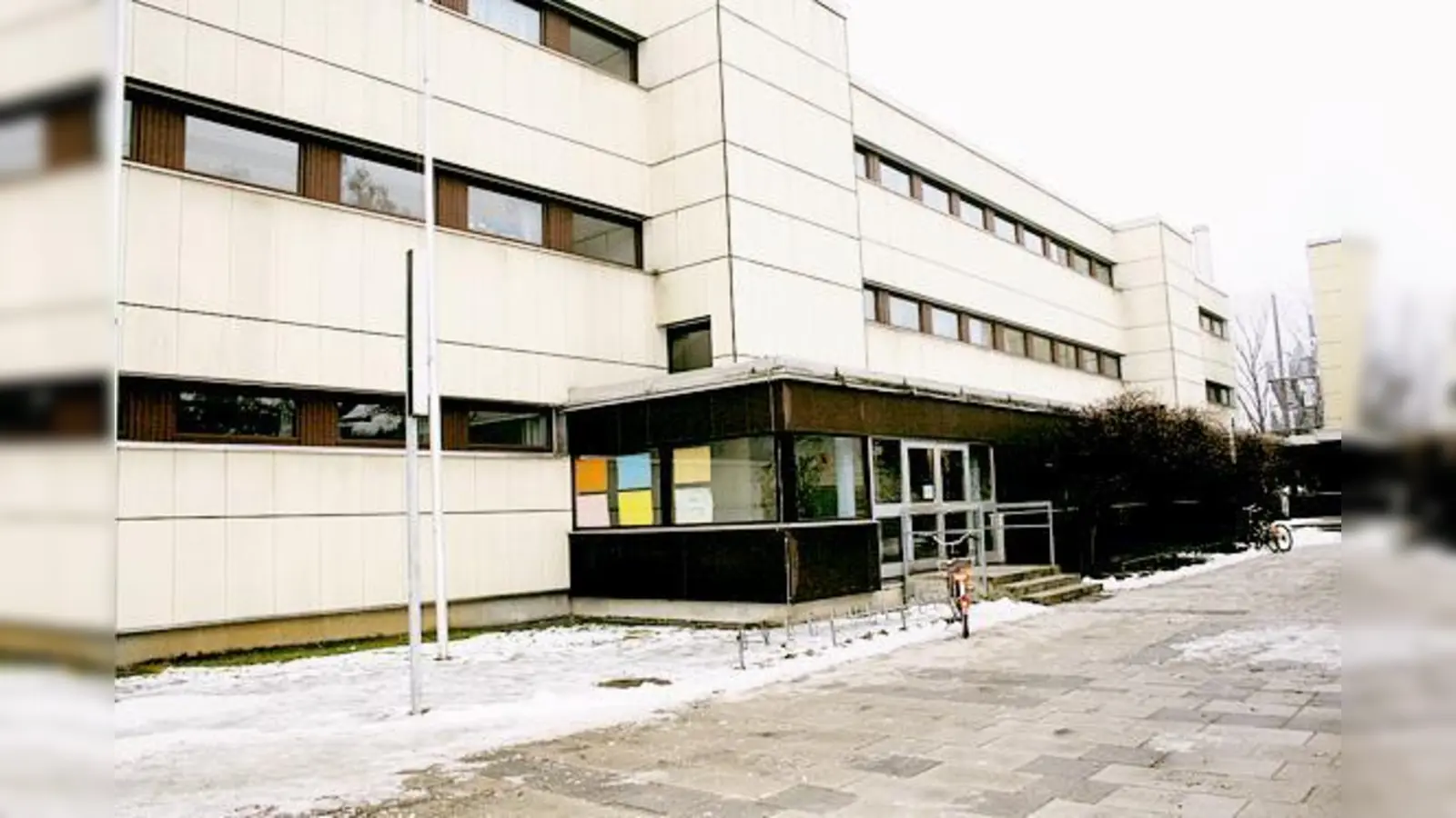 Da die Sanierung kaum teurer als ein Neubau ist, hat sich der Gemeinderat entschlossen die Hauptschule durch einen Neubau zu ersetzen.   (Foto: Woschée)