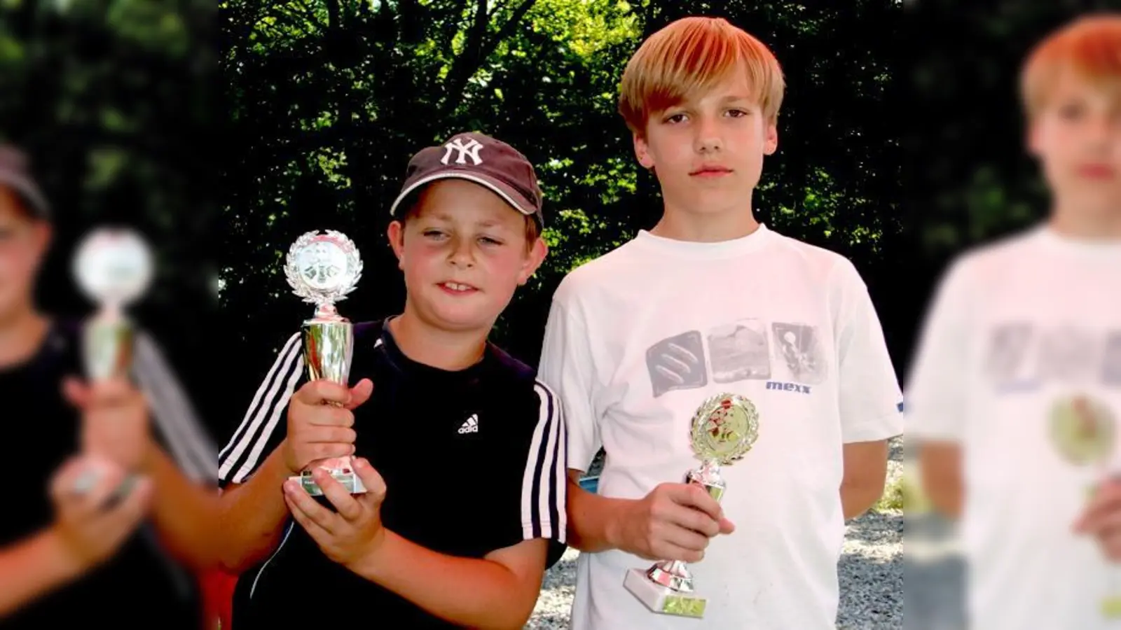 Benedikt Zirkelbach und Jakob Mundelius (re) freuen sich über ihren Schach-Pokal.                            (Foto: VA)