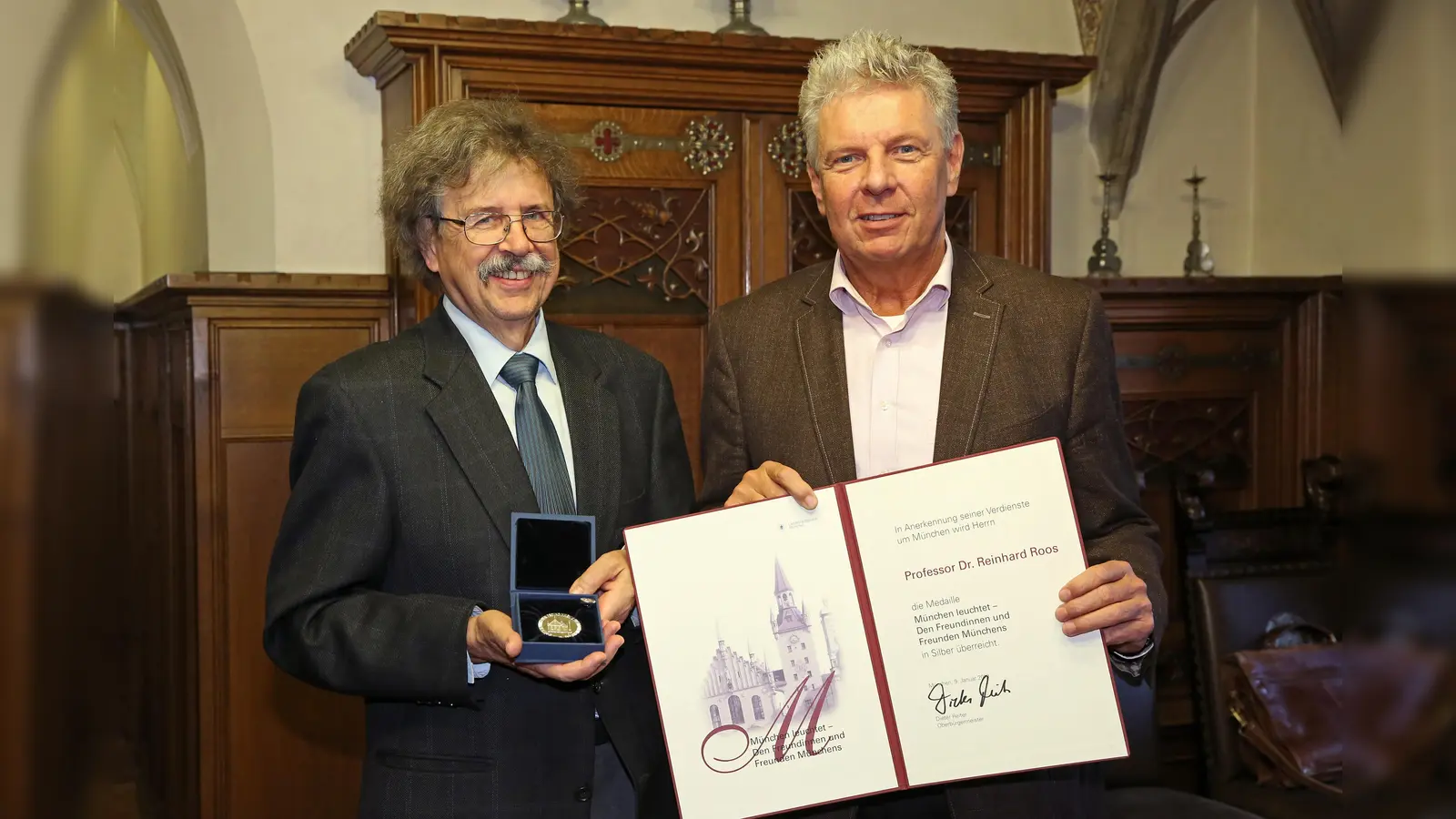 Oberbürgermeister Dieter Reiter zeichnete den verdienten Mediziner. Prof. Dr. Reinhard Roos mit der Medaille "München leuchtet" aus. Der Mediziner hat sich besonders bei der Versorgung von Frühchen verdient gemacht. (Foto: VA)