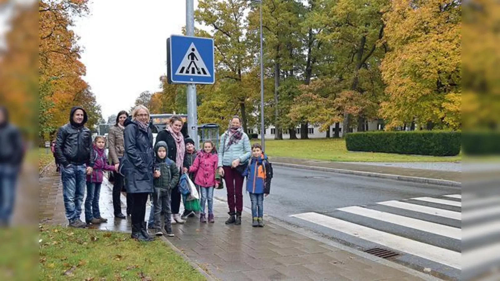Rücksichtslose Autofahrer machen den Schulweg gefährlich. Grundschüler und Eltern wünschen sich einen sicheren Schulweg und suchen dringend einen Schulweghelfer für den Zebrastreifen in der Cincinnatistraße.	 (Foto: ar)