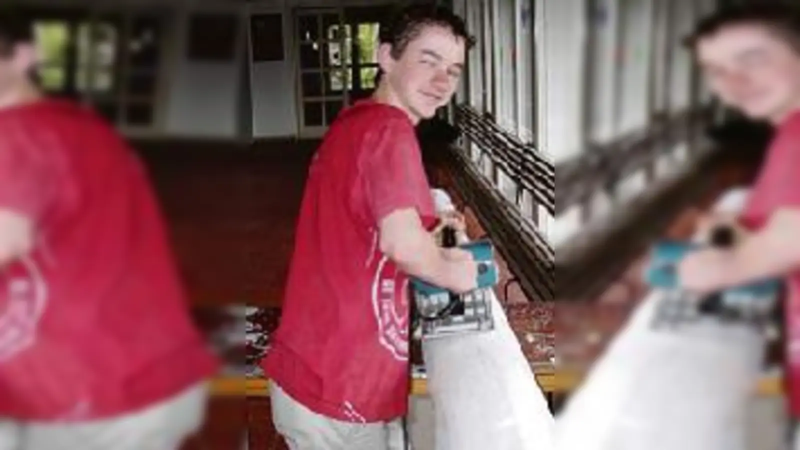 Süßholzraspler am Werk: Schon seit Wochen wird der Maibaum der Situli-Schule von den Schülern in Handarbeit präpariert.	  (Foto: VA)