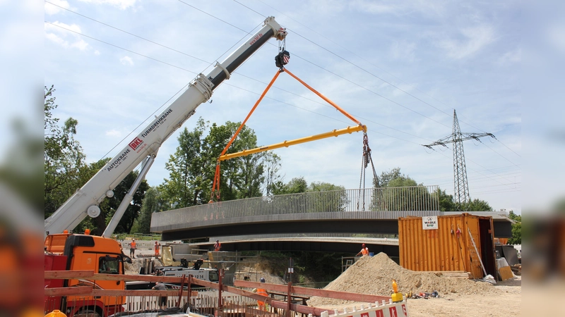 Spektakulär: In Unterföhring wurden zwei je 28 Meter lange und 52 Tonnen schwere Elemente für eine Geh- und Radwegbrücke eingehängt.  (Foto: Gemeinde Unterföhring)