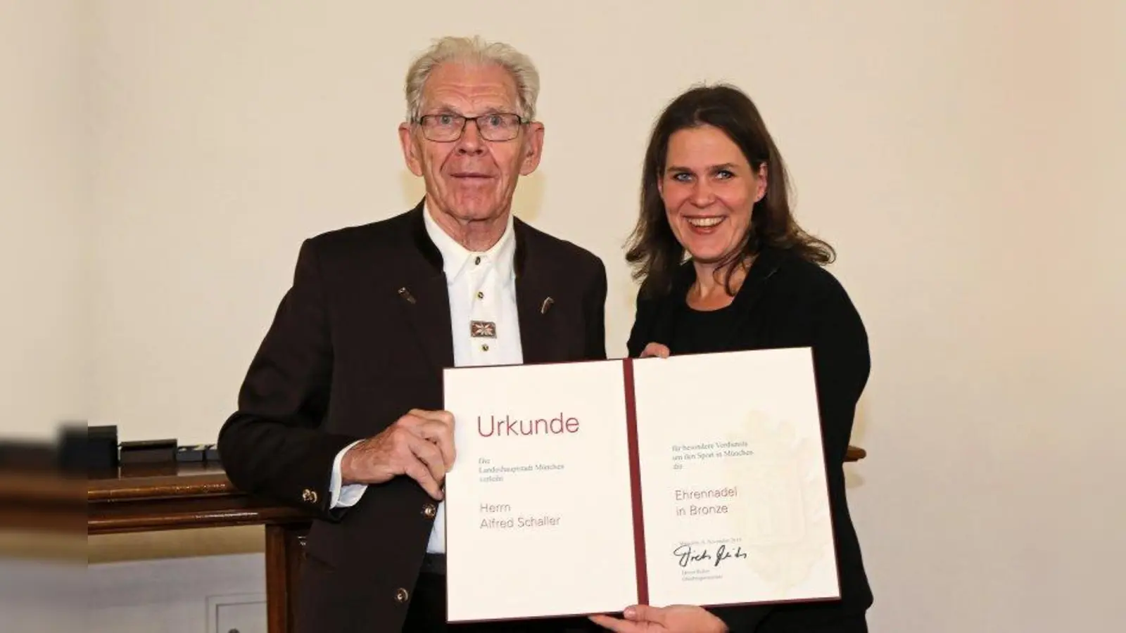 Alfred Schaller mit Verena Dietl. (Foto: 1.MCAG)