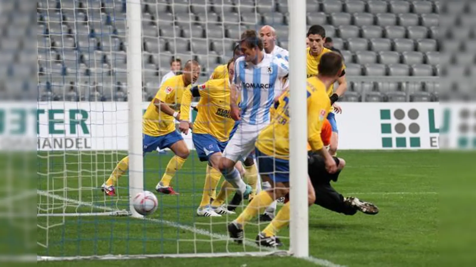 Kai Bülow trifft zum 2:0 für 1860.  (Foto: A. Wild)