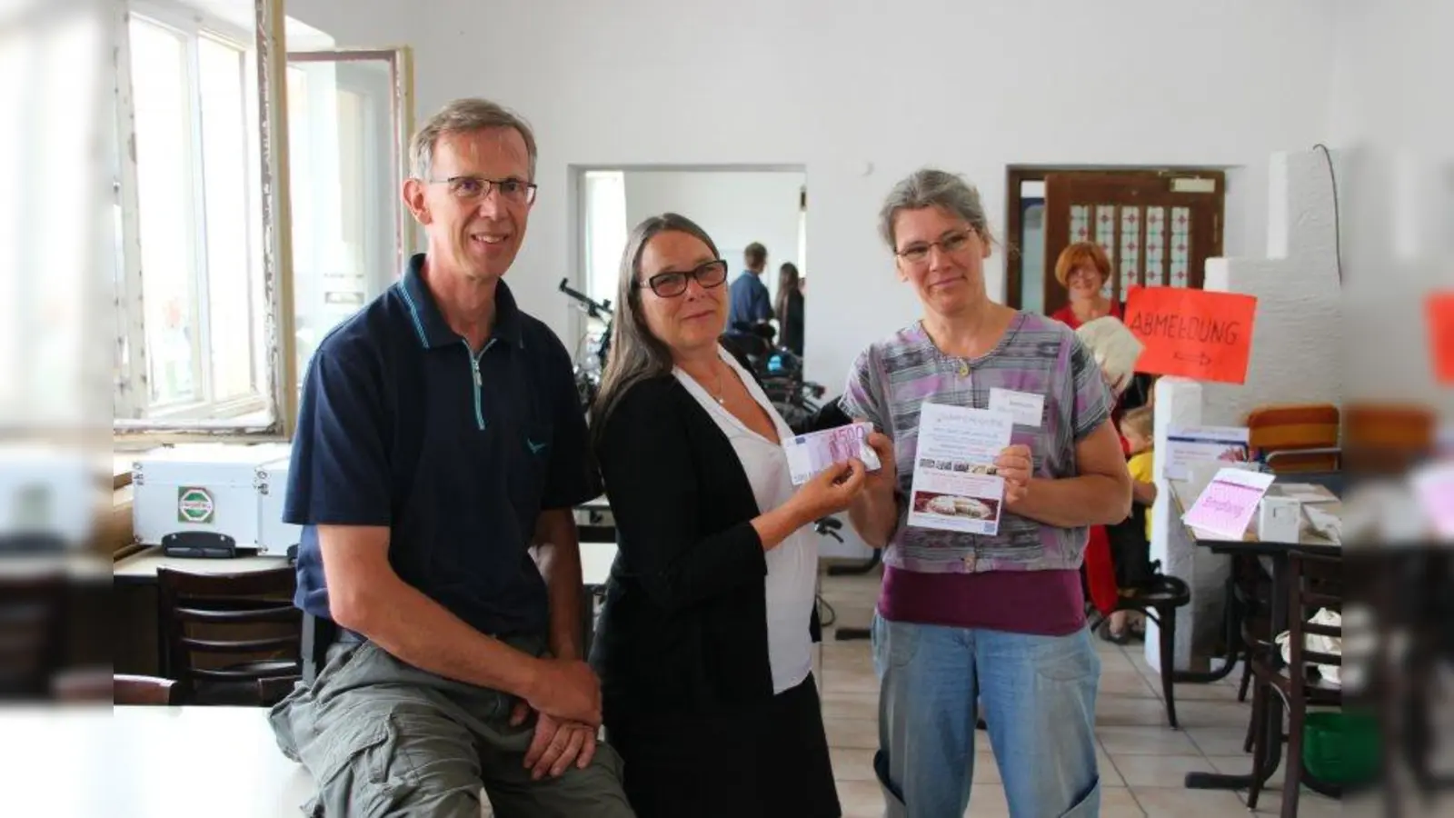 500 Euro gingen an die Flüchtlingshilfe Gauting: <br>v.l. Hans Wilhelm Knape und Claudia von Maltitz vom Helferkreis sowie Christiane Lüst vom Umweltzentrum bei der Scheckübergabe. (Foto: Karl Heinz Jobst)