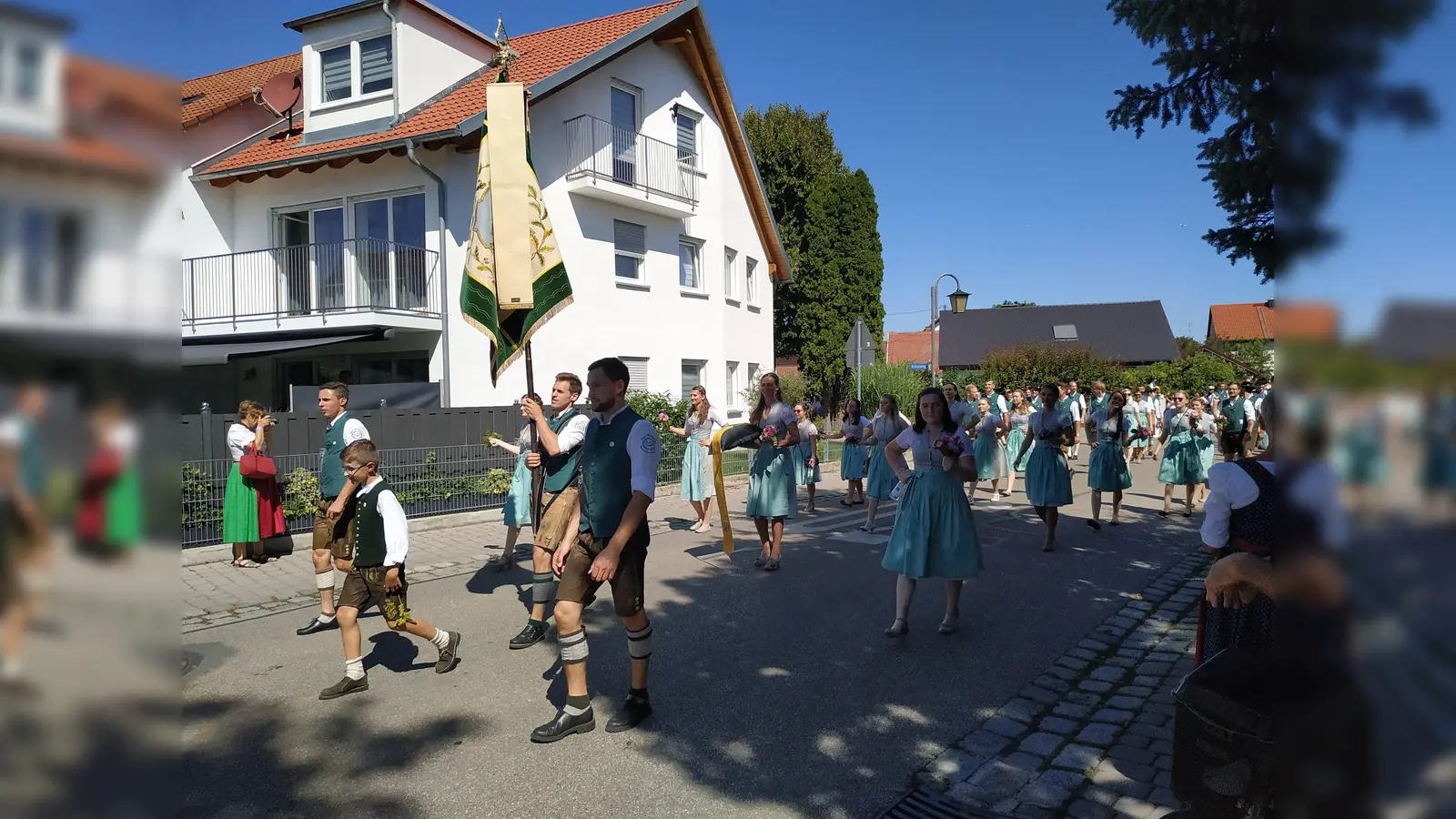 Die Burschen und Madln vom Mintrachinger Burschenverein feierten ihr 100. Jubiläum.  (Foto: Stefan Dohl)