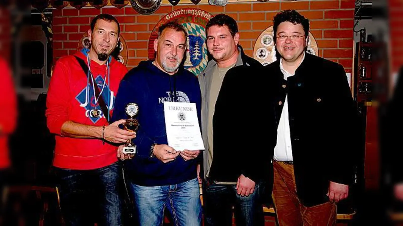 Bürgermeister Thomas Loderer (rechts) mit »seiner« Mannschaft aus der Gemeindeverwaltung, die den zweiten Platz erreichte (v.li.): Manfred Meergans, Reinhard Spitzenberger und Markus Resenberger.	 (Foto: Frank Günzel)