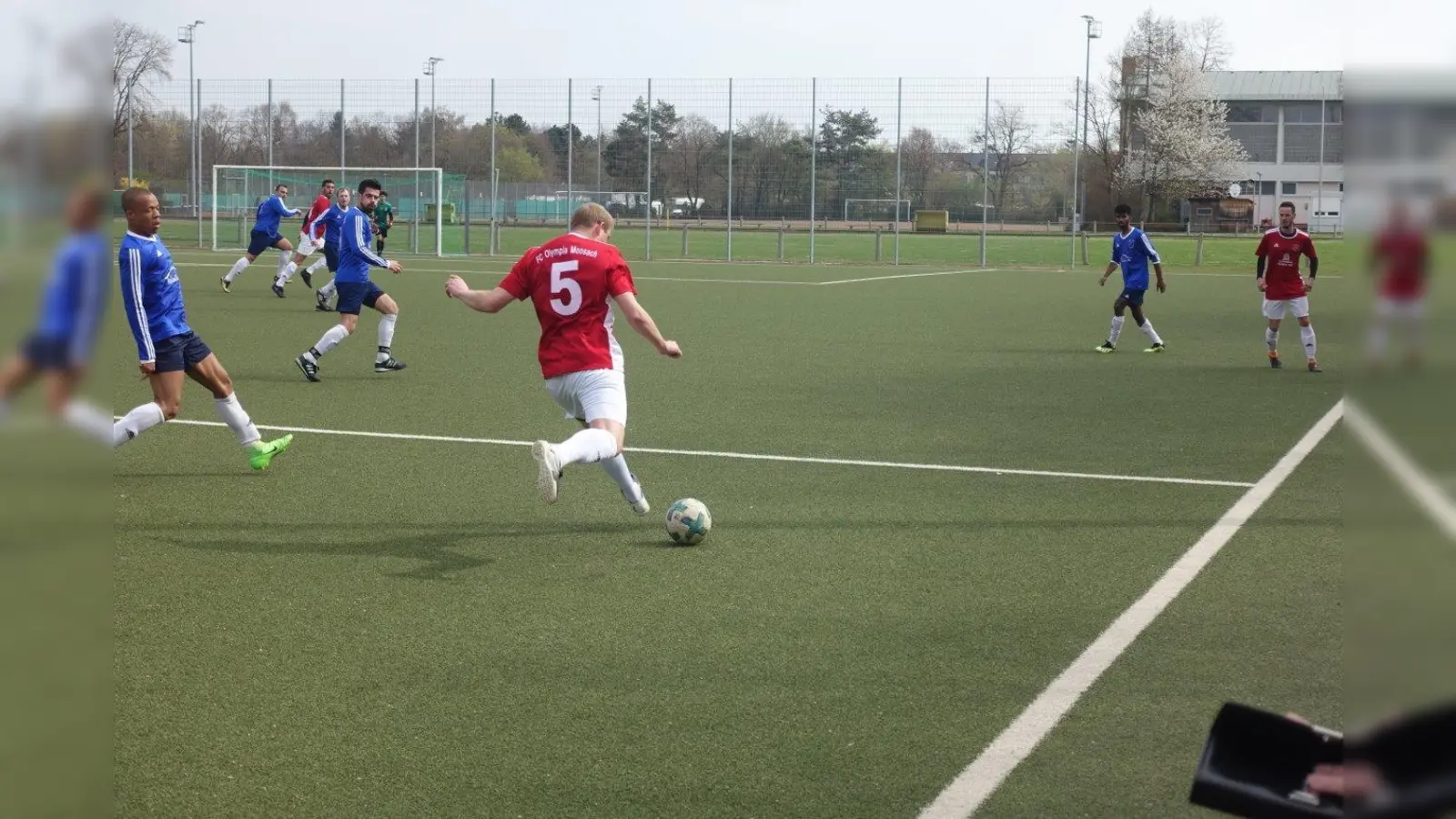 Der FC Olympia Moosach gewinnt das Auswärtsspiel beim SV Am Hart sicher mit 0:2 (0:1), offenbart dabei aber im Spielaufbau und bei der Chancenverwertung Schwächen. (Foto: ww)