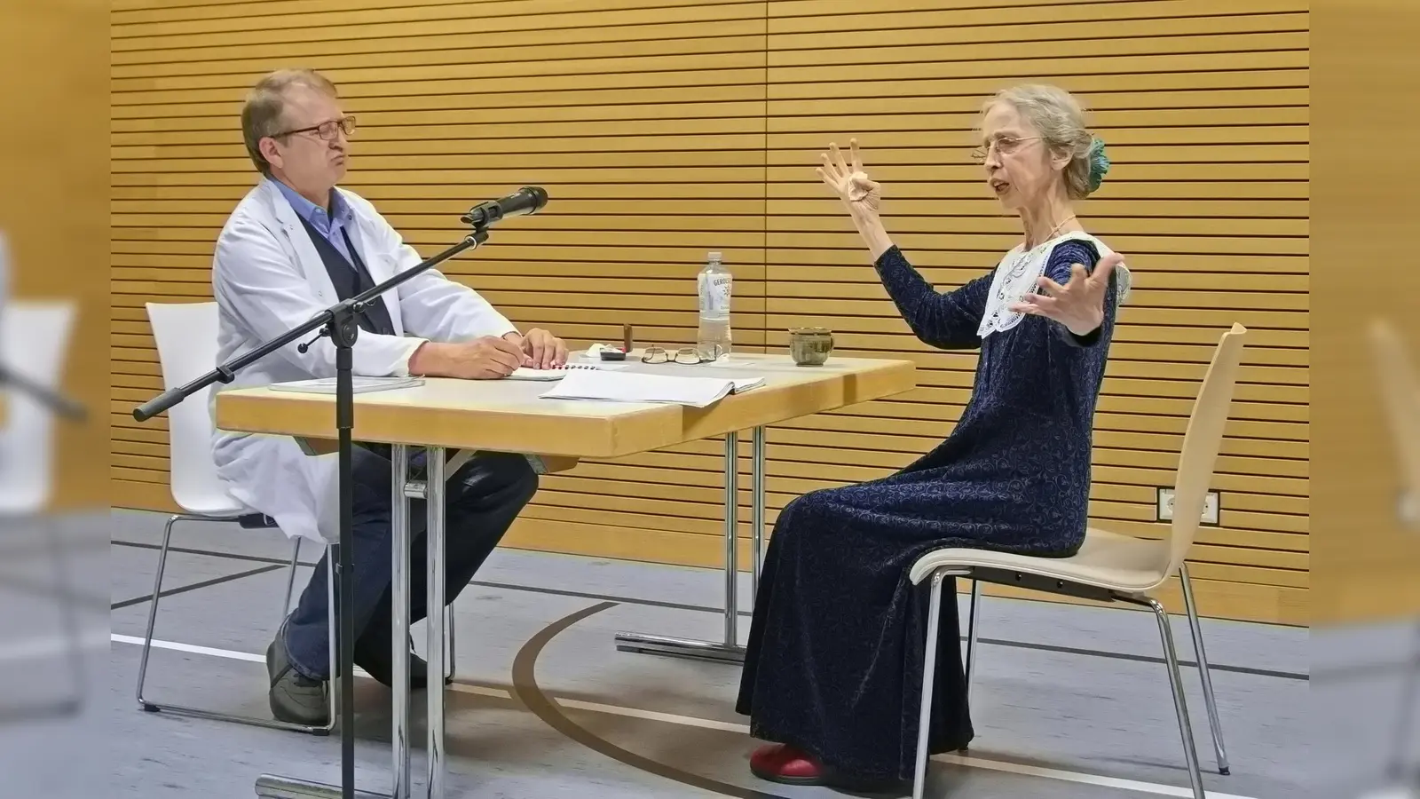Cordula Weber und Michael Binzer spielen in dem bajuwarisch-preussischem Sprechtheaterstück „Liesel Karlstadt und die Melancholie”. (Foto: ©valentin-karlstadt-musaeum.de)