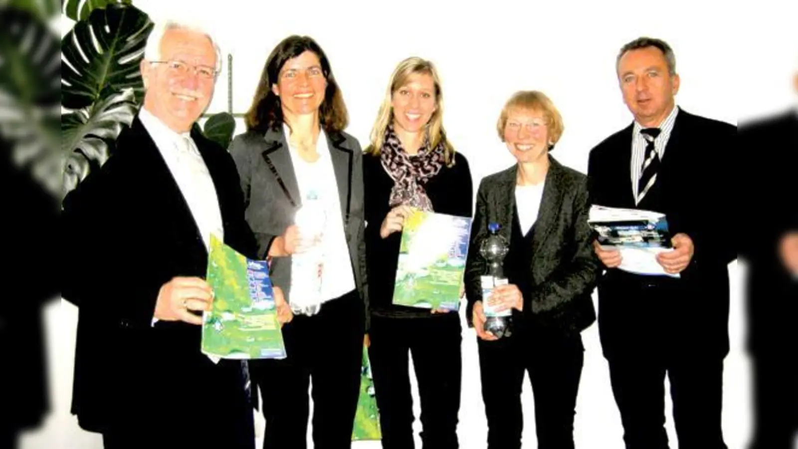 Das neue Programm präsentieren (von links) Paul Broß, VHS-Leiterin Marina Eglauer, Nadine Mafke, Sibylle Opatz und Udo Ockel, Bürgermeister von Kirchseeon und Schirmherr der VHS.	 (Foto: oh)