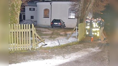 Wegen überhöhter Geschwindigkeit kam ein Autofahrer von der Straße ab und prallte gegen die Kirchenmauer der Heiligen Maria.  (Foto: Polizeipräsidium)