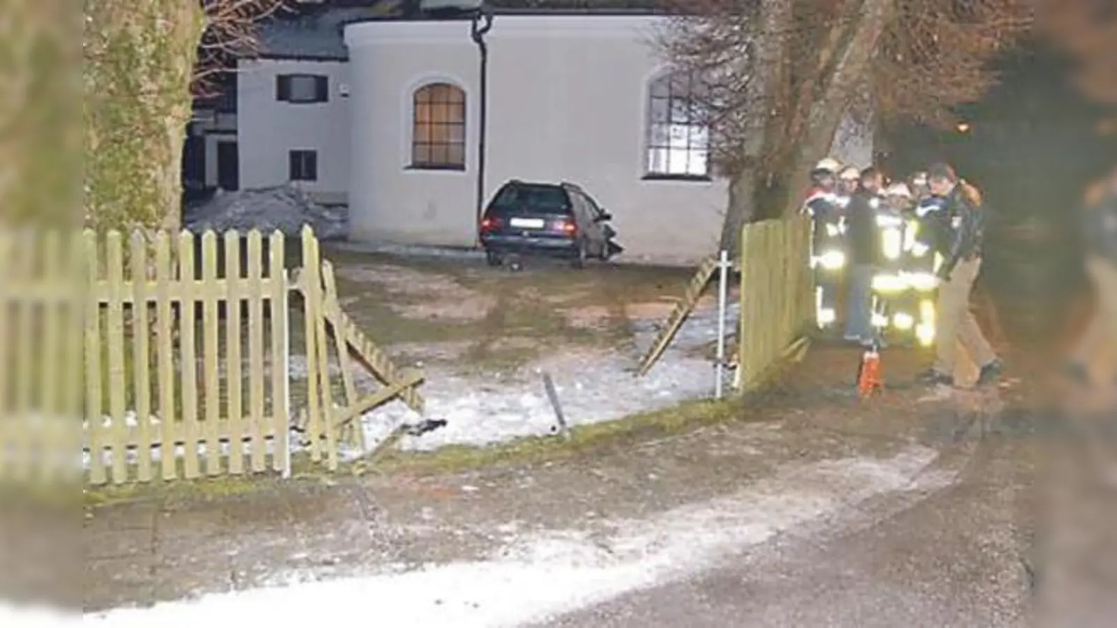 Wegen überhöhter Geschwindigkeit kam ein Autofahrer von der Straße ab und prallte gegen die Kirchenmauer der Heiligen Maria.  (Foto: Polizeipräsidium)