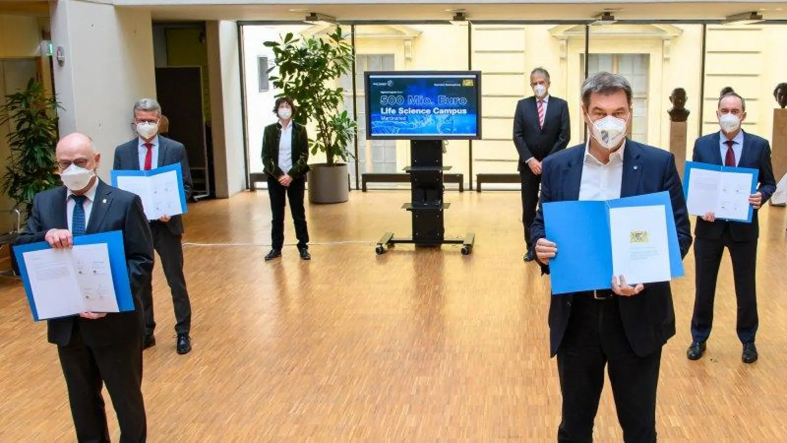 Wollen Synergieeffekte bestmöglich nutzen und Potenziale umfassend ausschöpfen: Ministerpräsident Dr. Markus Söder und der Präsident der MPG Prof. Dr. Martin Stratmann (1. Reihe von rechts) sowie Wissenschaftsminister Bernd Sibler und Wirtschaftsminister Hubert Aiwanger (2. Reihe von links). (Foto: StmWK)