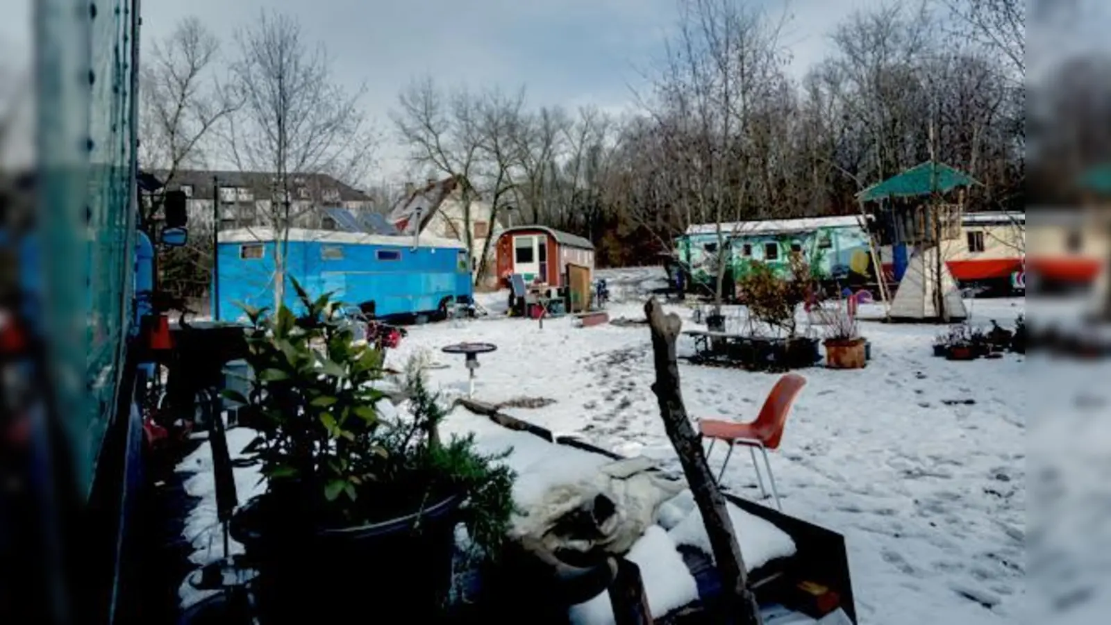 Das alternative Wohnprojekt ist seit Oktober 2013 in der Denninger Straße 190 beheimatet. Am Sonntag stehen die Wägen offen.	 (Foto: Verein)