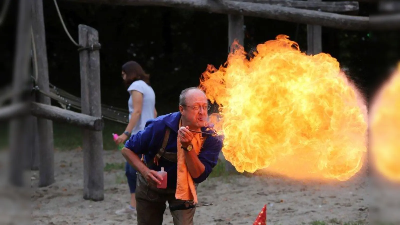 Mit einer Feuershow wird Günter Steinmetz auf dem Platz vor der Stadthalle auftreten. (Foto: Riesenseifenblasenmagie)