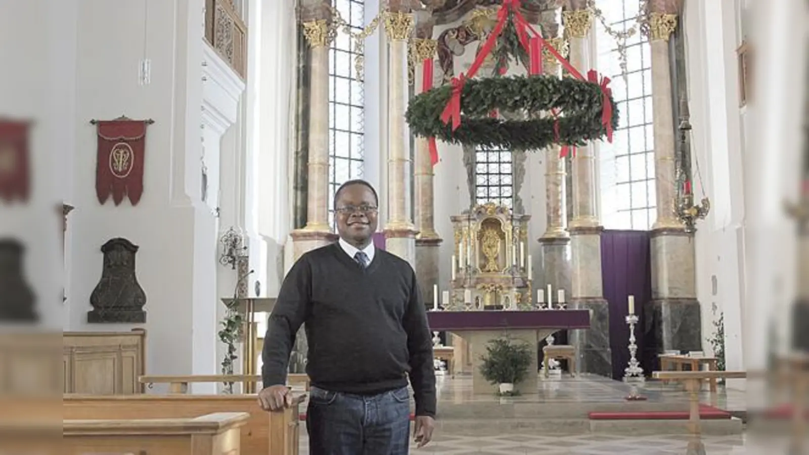 Grafings Stadtpfarrer Dr. Anicet Mutonkole wünscht allen Lesern ein gesegnetes und friedvolles Weihnachtsfest.	 (Foto: Stefan Dohl)