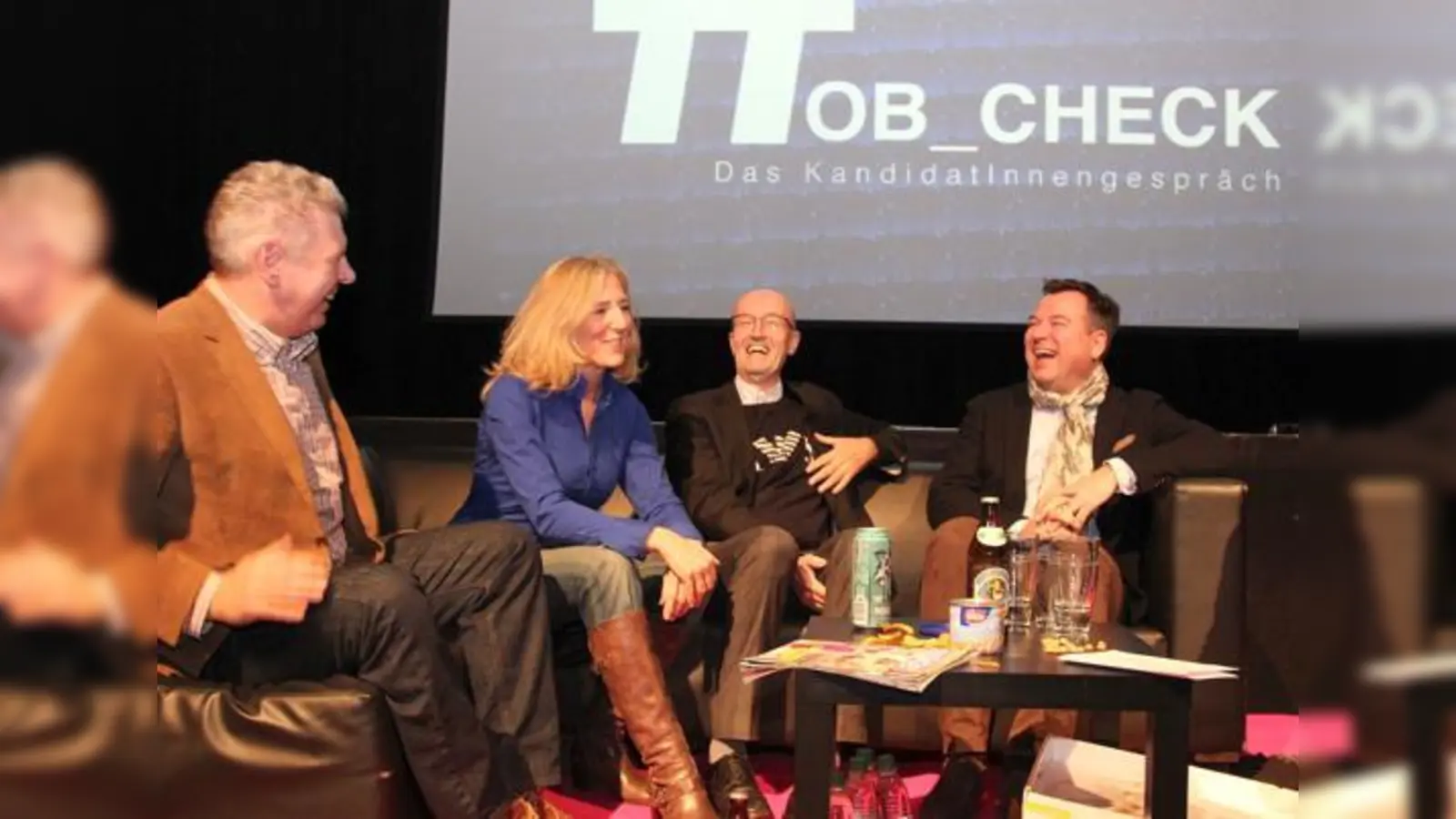 Die vier Münchner OB-Kandidaten gut gelaunt auf einem Sofa: Dieter Reiter (SPD), Sabine Nallinger (Grüne), Michael Mattar (FDP) und Josef Schmid (CSU). 	 (Foto: KJR)