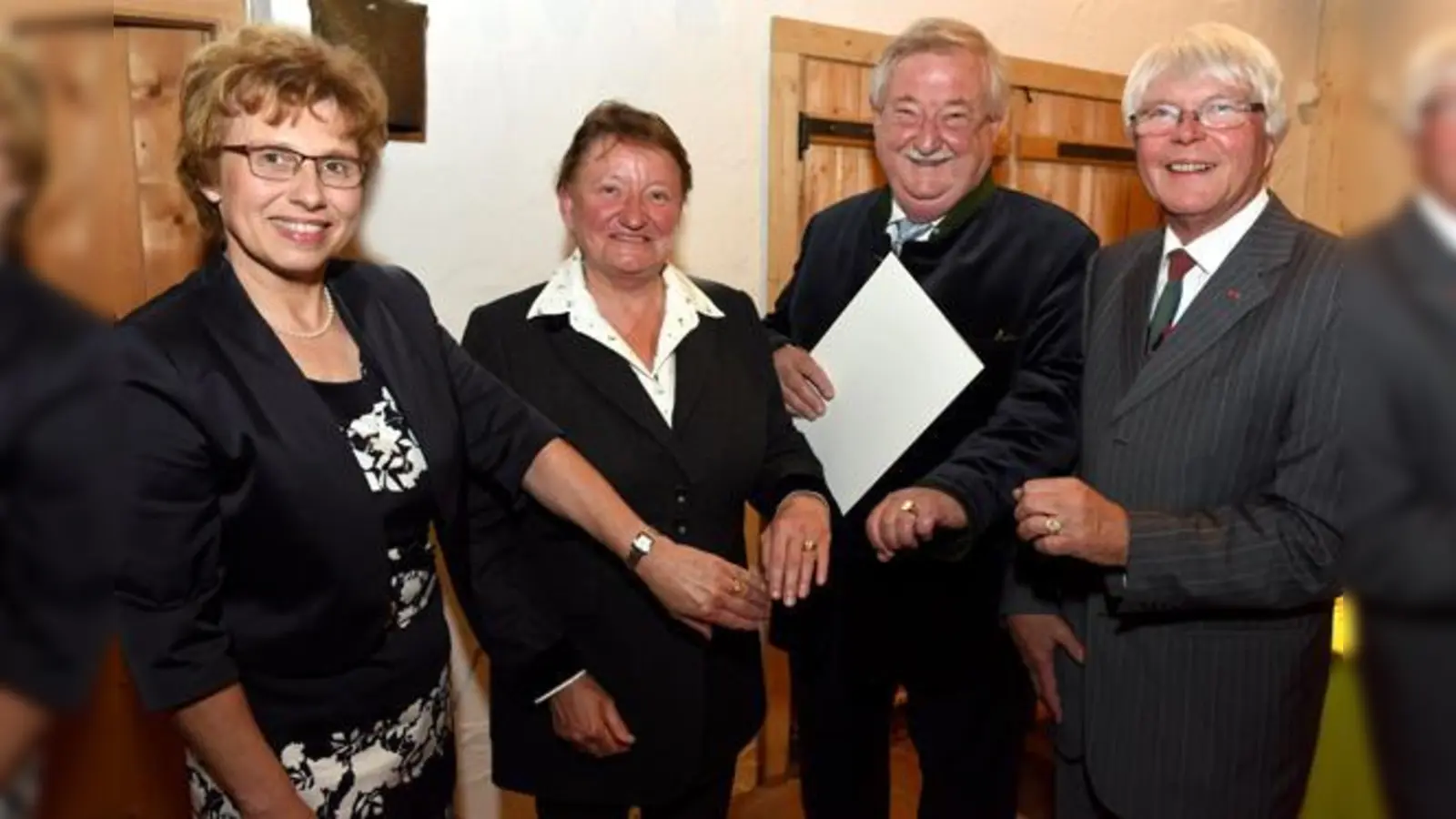 Präsentieren die goldenen Ehrenringe (von links): Maria Knoller, Susanna Tausendfreund, Hermann Rumschöttel und Eberhard Reichert. 	 (Foto: Landratsamt München)