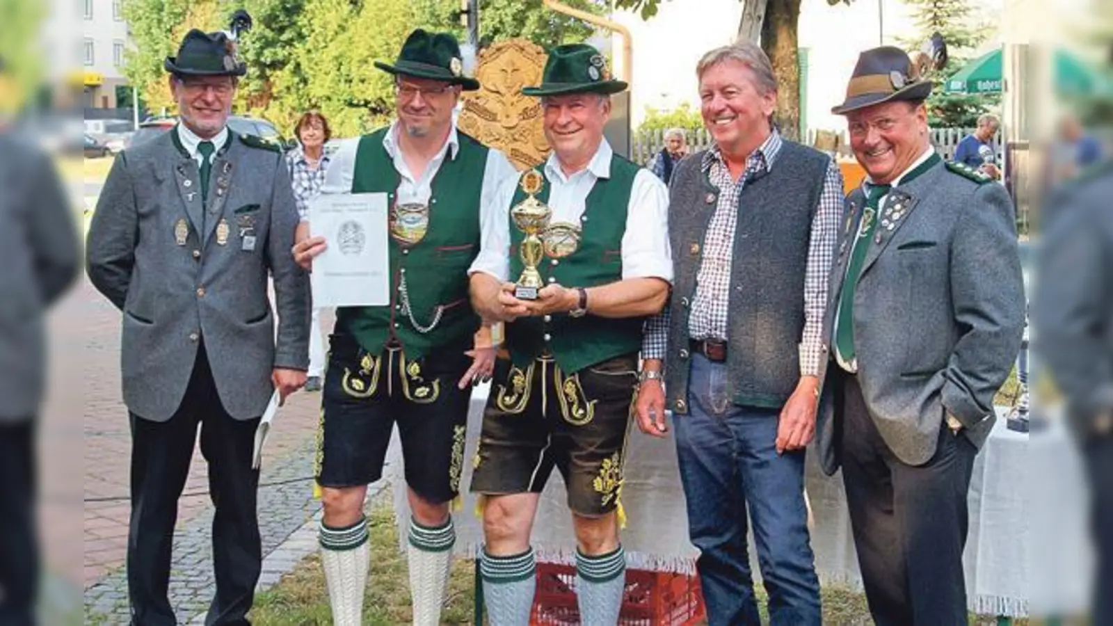2. Schützenmeister Ullrich Mayr (von links) gratulierte der Mannschaft vom Trachtenverein »Loisachthaler Stamm«, Thomas Mauritz, Rudi Schmid, Alois Lang und Josef Kaiser, zum Sieg beim Schießwettbewerb.	 (Foto: Verein)