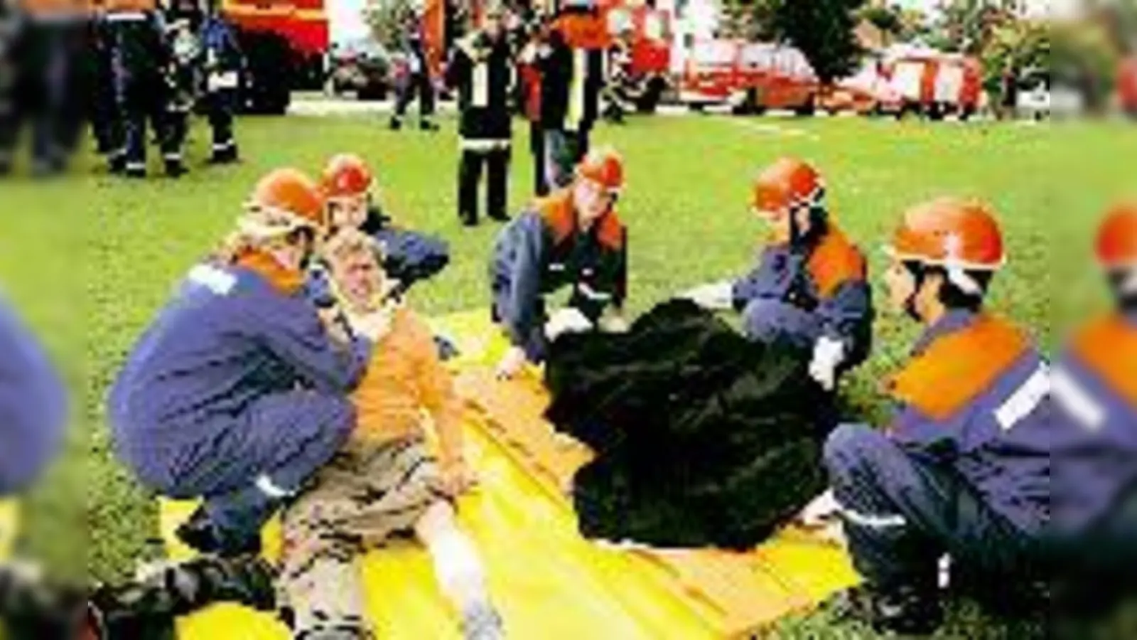 Viele helfende Hände mühen sich um den »Verletzten« Christian Strasser.  (Foto: Tränkel)