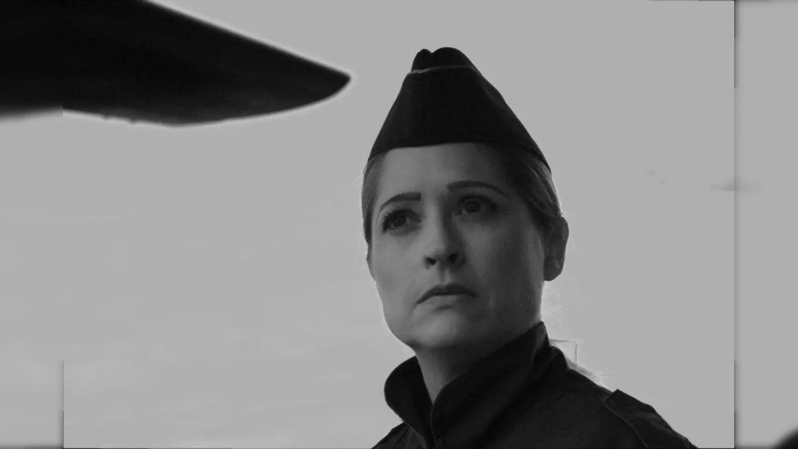 Solo: Katrin Wunderlich spielt die Pilotin der US-Luftwaffe. (Foto: Theater Viel Lärm um nichts)