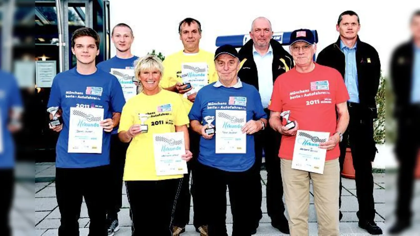 Die Finalisten mit Urkunden und Pokale (v. li.): Sieger Daniel Huber, Alexander Scheideck, Manuela Meier, Manfred Kirschner, Peter Zeidler u. Herbert Geisel zusammen mit den ADAC-Betreuern Ewald Dörner (3. v. re.) u. Martin Müller (re.).  (Foto: nw)