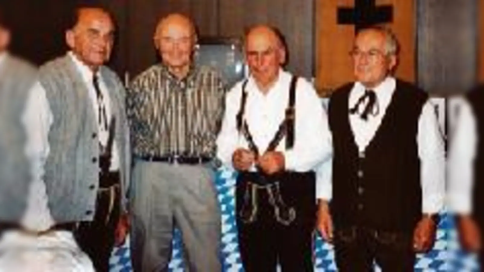 Freuten sich über die faire Spielweise beim Schafkopfrennen &nbsp;Wilhelm Ries, der Sieger Albert Michel, Konrad Böswalt und Franz Möcherl. 	 (Foto: Privat)