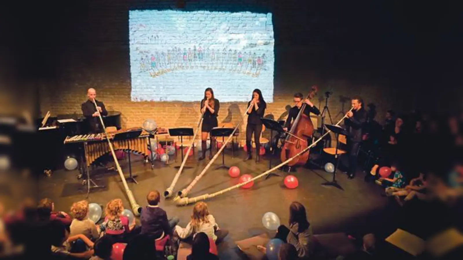 Sechs Musiker setzen das Kinderbuch »Sofie mit dem großen Horn« von Hans Traxler in Szene.	 (Foto: Volker Derlath)
