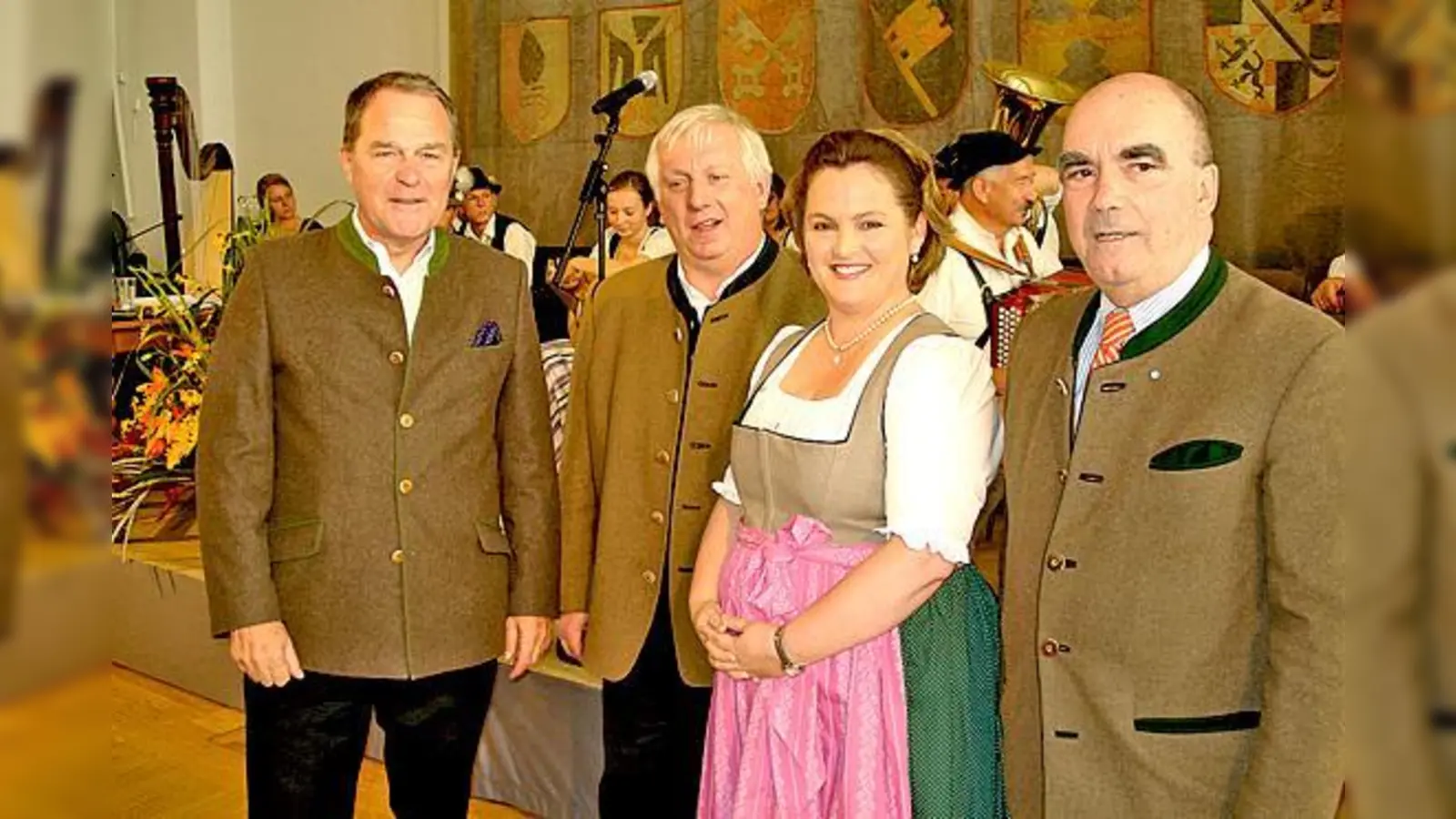 Von links: Minister Heubisch, Peter J. Reiter vom Volksmusikverein, Herzogin Helene in Bayern, die Schirmherrin der Veranstaltung, und der Landtagsabgeordnete Thomas Zimmermann.	 (Foto: VA)