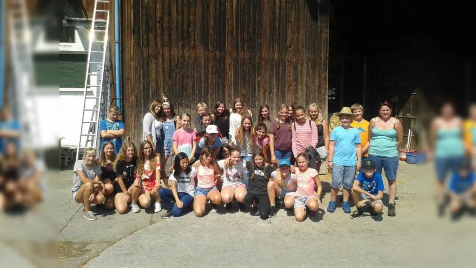 Ein Gruppenbild der Schüler vor der Scheune. (Foto: RSWM)