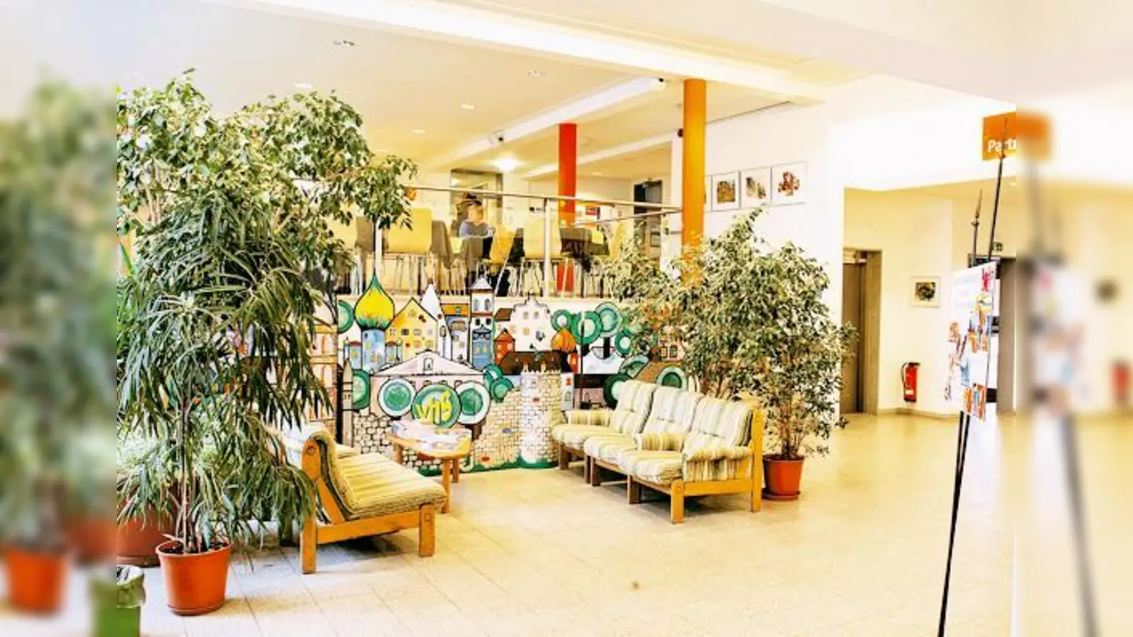 Bunt und vielfältig, so begrüßt die VHS Erding ihre Gäste. Auch bei den Kursen nimmt die Vielfalt, sehr zur Freude von Bereichsleiterin Eleni Lehner.	 (Foto: VHS)