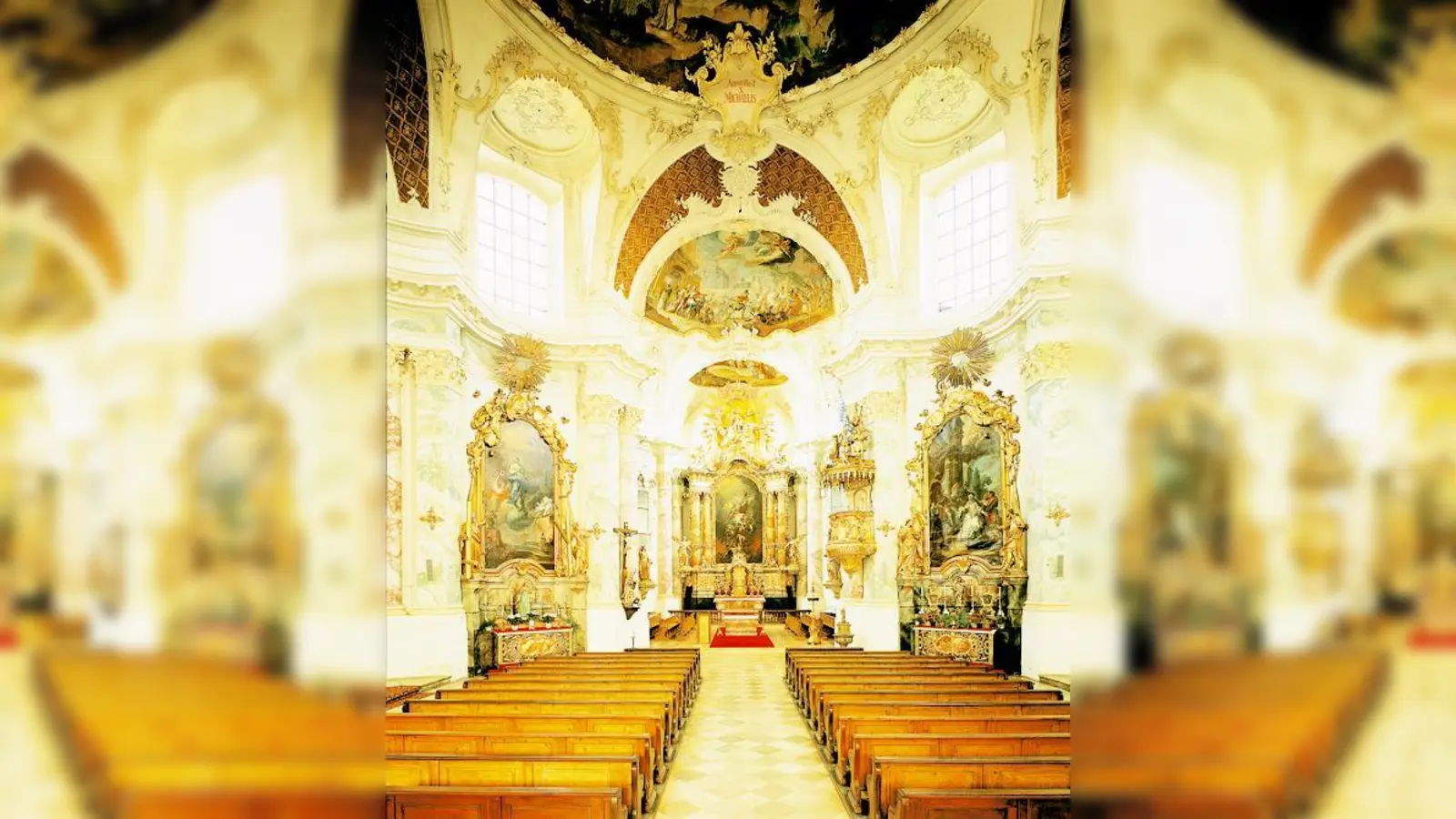 Christl Knauer führt durch St. Michael.	 (Foto: Volk Verlag)