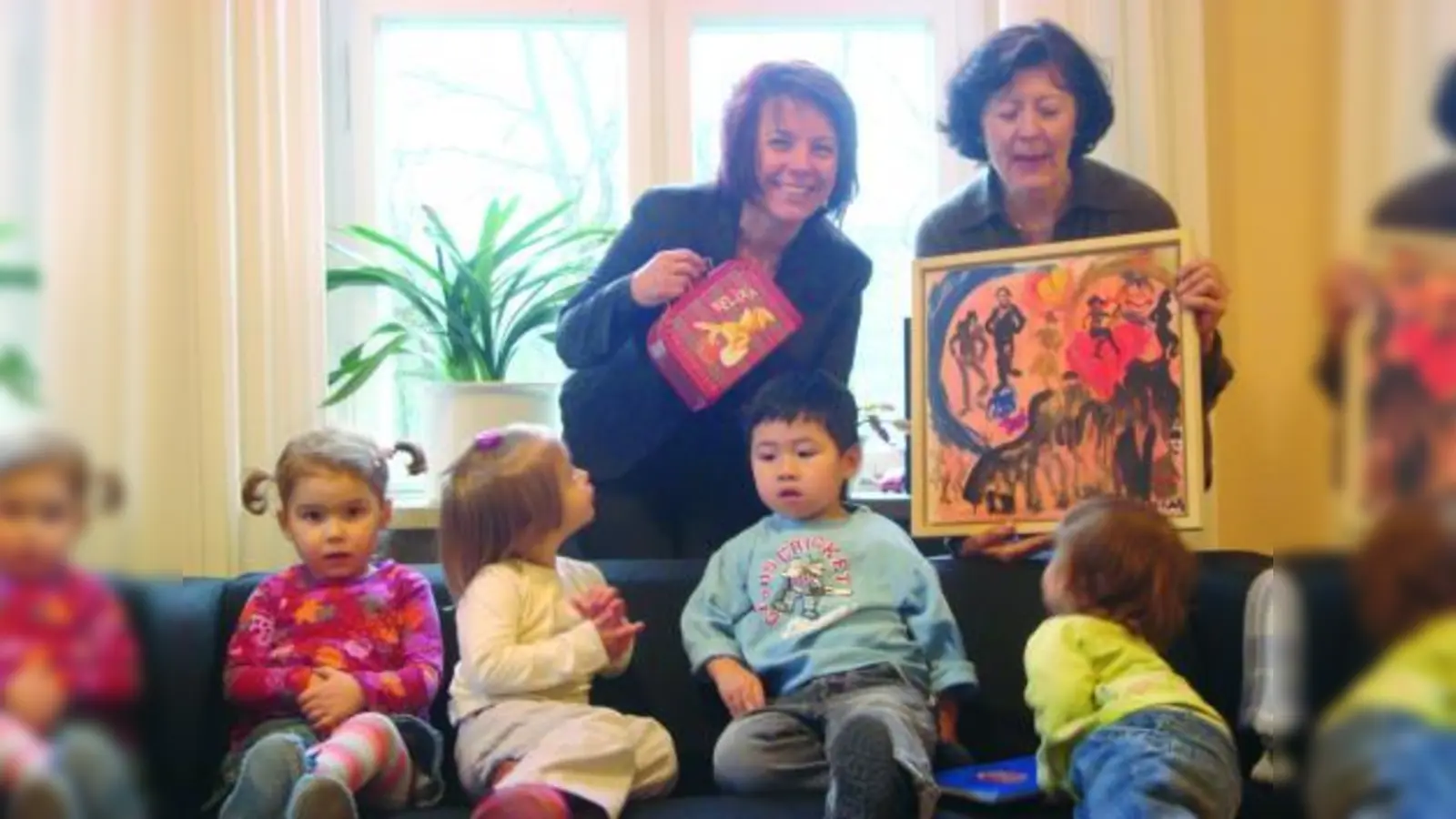 Mit einem „Geldköfferchen” und dem ersteigerten „Peschek” kam Diana Stachowitz (l.) ins Waisenhaus. Zusammen mit der Waisenhaus-Leiterin Ursula Köpnick-Luber (r.) besuchte sie die Gruppe Nemo, der der Erlös zugute kommt. (Foto: pi)
