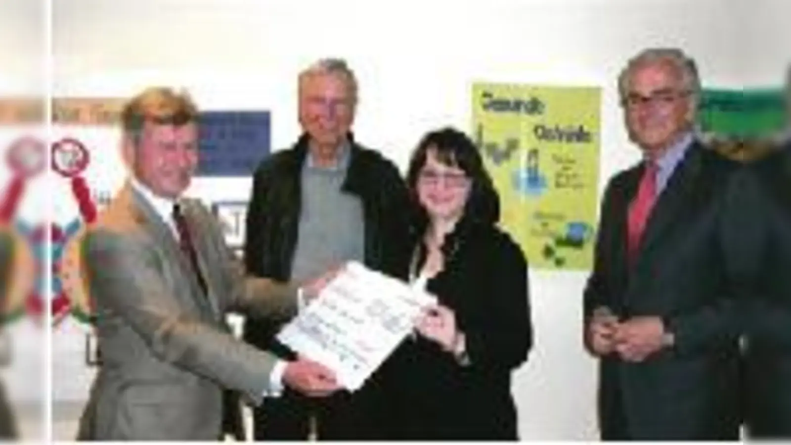 Johanna Hofmeir, Gründerin des »Lichtblick Hasenbergl«, freut sich für die von ihrem Team betreuten Kinder über den Scheck, den sie von drei Vertretern des Lions-Club Grünwald überreicht bekam.	 (Foto: LC)