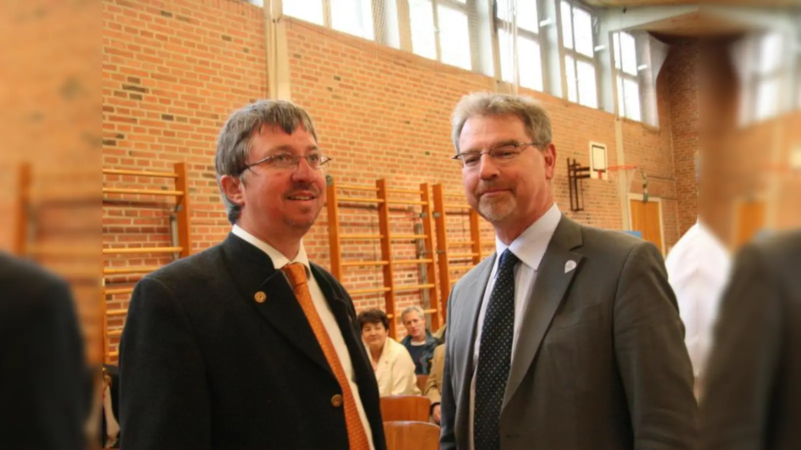 BA-Vorsitzender Christian Müller und Versammlungsleiter Alexander Reissl (v.l.) vor der Obermenzinger Versammlung in der Turnhalle der Grund- und Realschule. (Foto: US)