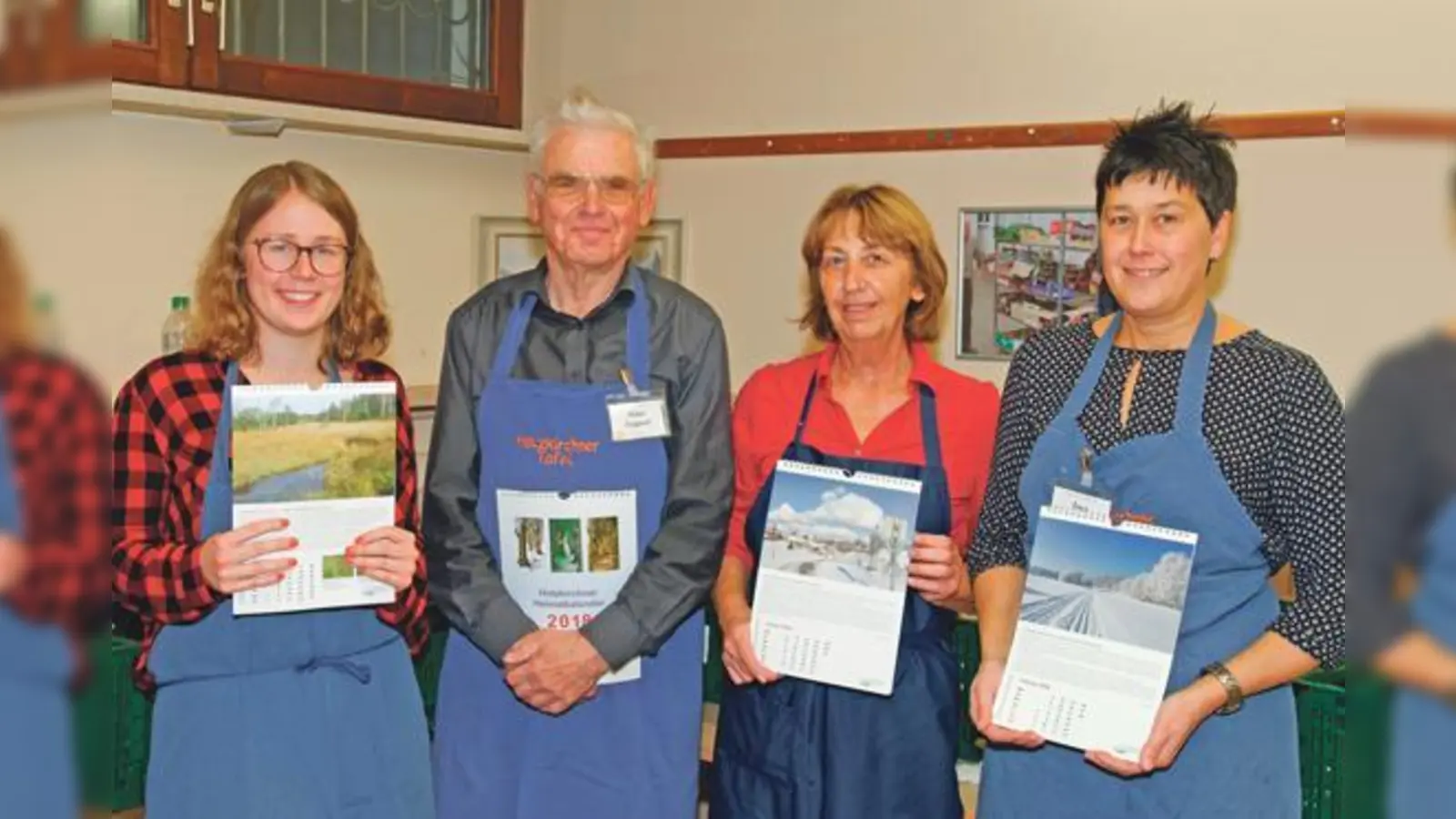 Kalender-Präsentation durch die Holzkirchner Tafel (v. li.) mit Sara Oechsle, Hans Sepperl, Christine Schmaderer und Ines Jährig. 	 (Foto: Bürgerstiftung Holzkirchen)