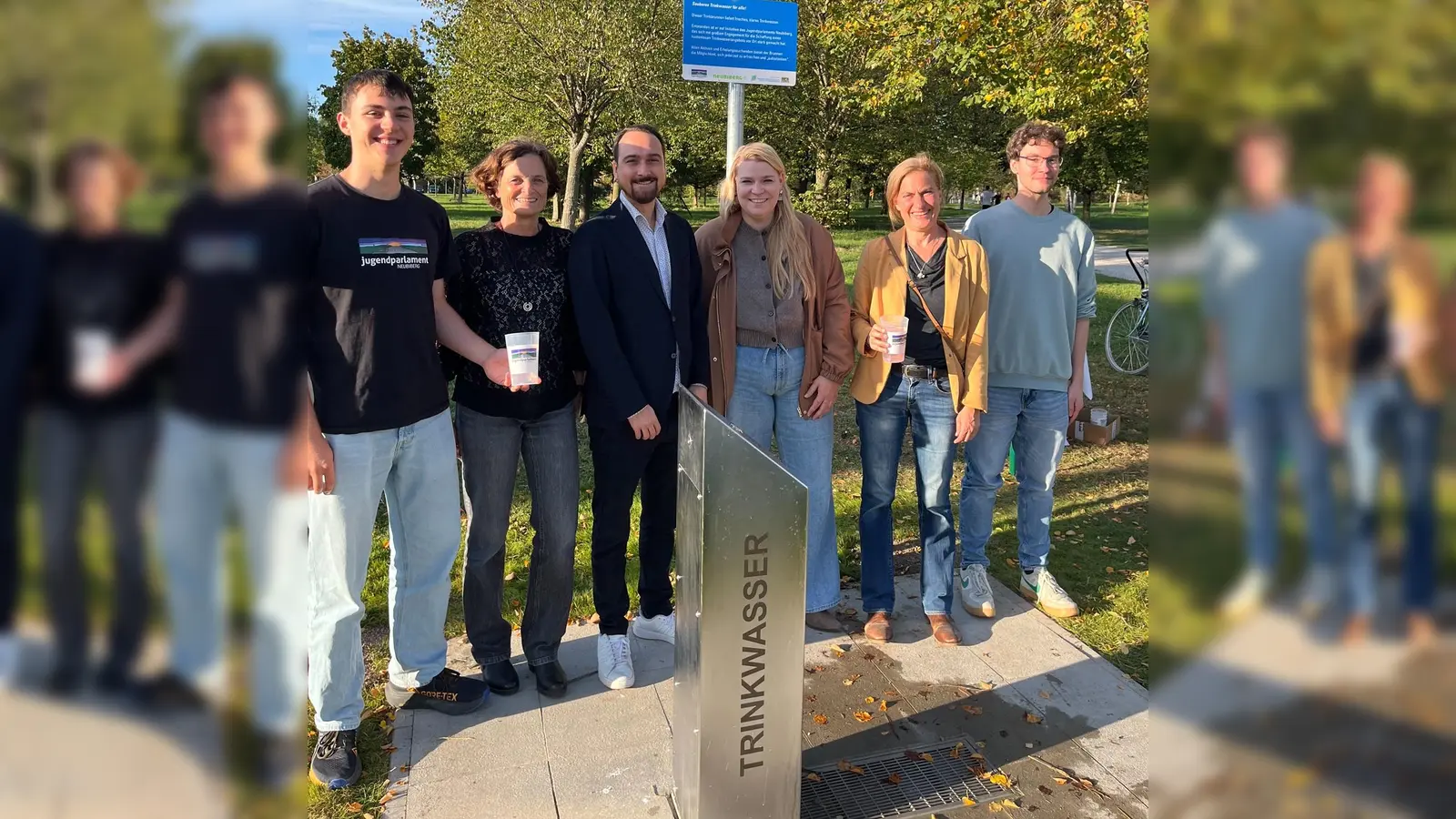 Feierten die Einweihung des Trinkbrunnens (v.l.): Marius Funke (Mitglied Jugendparlament), Silke Vltavsky (Tiefbau), Bürgermeister Thomas Pardeller, Eva-<br>Nicola Gehringer (GR), Verena Thiel (Kulturamt) und Yannick Bansemer (JUZ Gleis 3). (Foto: Gemeinde Neubiberg)