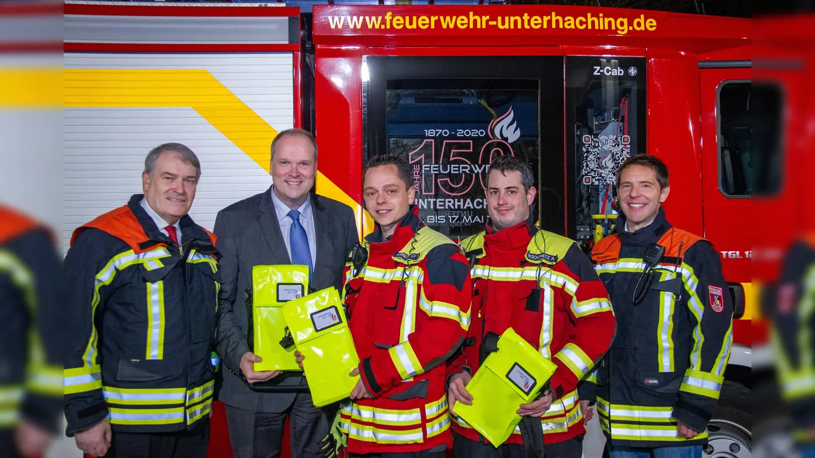 Bei der Übergabe (v.l.) Kreisbrandrat Josef Vielhuber, Landrat Christoph Göbel, Christian Albrecht, 1. Kommandant der FFW, Alexander Beschowetz und Kreisbrandmeister Thilo Hoffmann. (Foto: Feuerwehr Unterhaching)