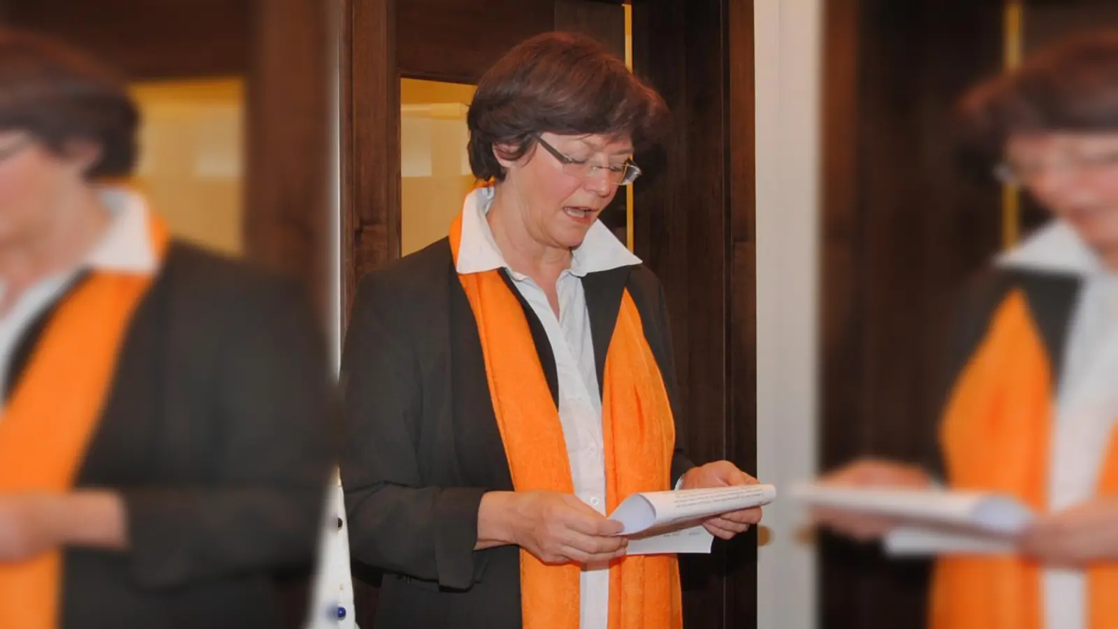 Sonja Thiele, Geschäftsführerin des Sozialdienstes Germering, begrüßte die Gäste und stellte das Konzept des neuen Cafés vor. (Foto: Eva Schraft)