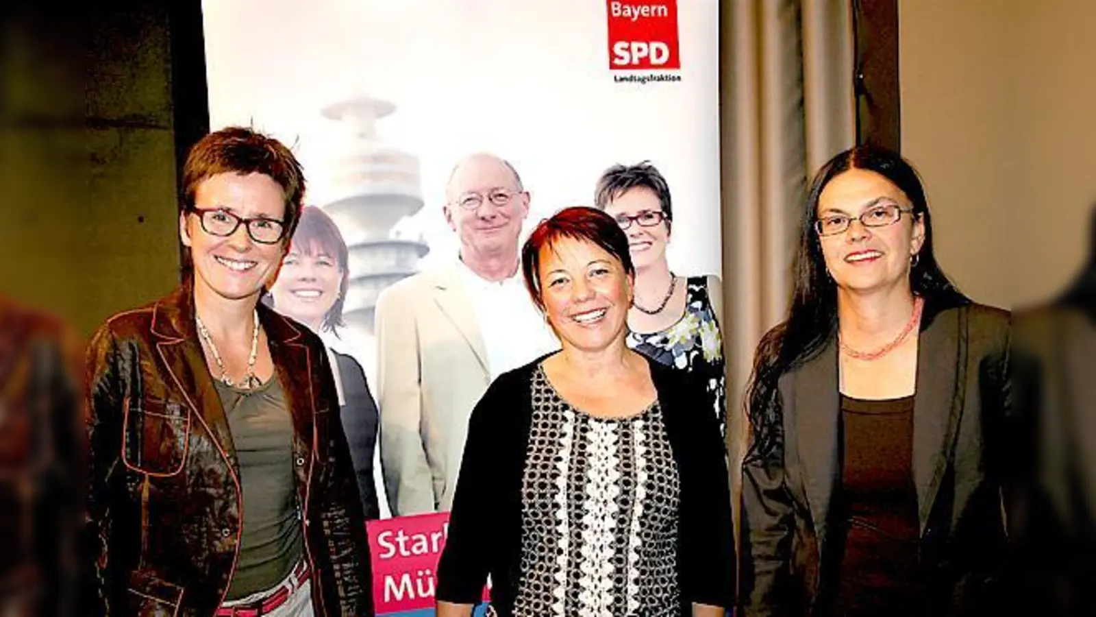 Diana Stachowitz (Mitte) und Isabell Zacharias (links) konnten beim Sozialempfang der SPD im Münchner Norden rund 70 Gäste im begrüßen, darunter Dr. Elisabeth Merk (rechts). Franz Maget hatte kurzfristig absagen müssen. 	 (Foto: ws)