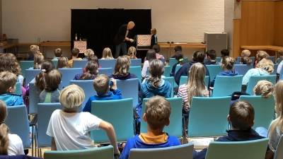 Zauberer Arcato unterhielt die Buben und Mädchen beim Abschlussfest des Sommerferien-Leseclubs im Kleinen Saal der Schlossberghalle. (Foto: Stadt Starnberg)