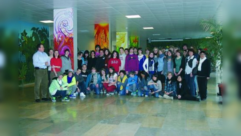 Deutsch-französischer Austausch: Die Mädchen und Jungen des AWG und des Collège Fénelon mit ihren Lehrern Jörg Sterner (l.), Ulrike Junk (2.v.l.), Hannelore Brockmann (2.v.r.) und Christine Sterner (r.) in der Aula des Adolf-Weber-Gymnasiums. (Foto: as)