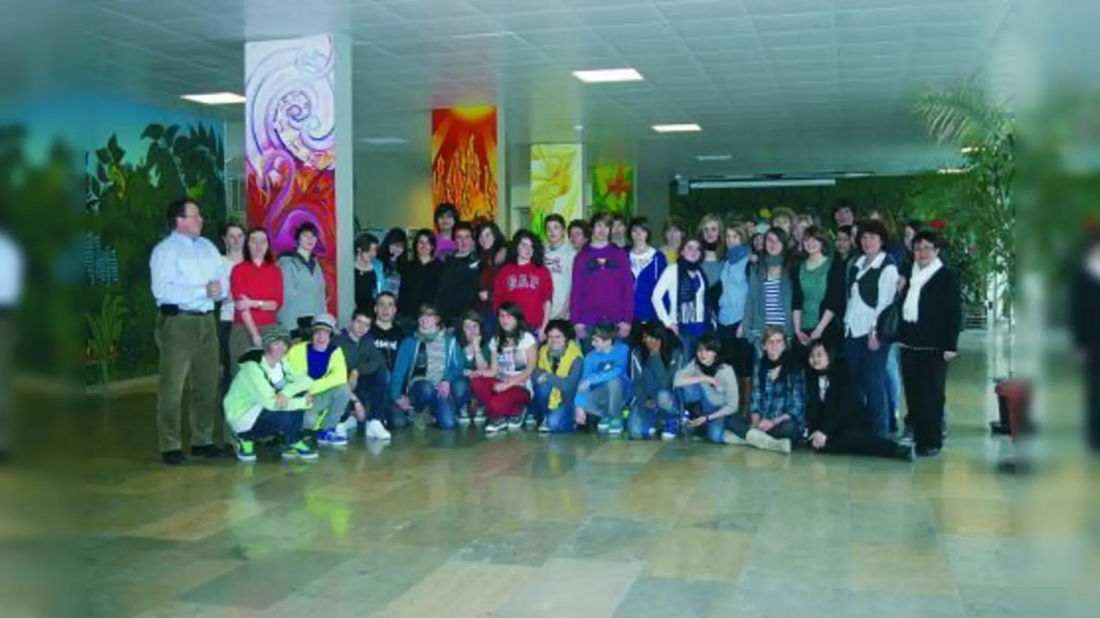 Deutsch-französischer Austausch: Die Mädchen und Jungen des AWG und des Collège Fénelon mit ihren Lehrern Jörg Sterner (l.), Ulrike Junk (2.v.l.), Hannelore Brockmann (2.v.r.) und Christine Sterner (r.) in der Aula des Adolf-Weber-Gymnasiums. (Foto: as)