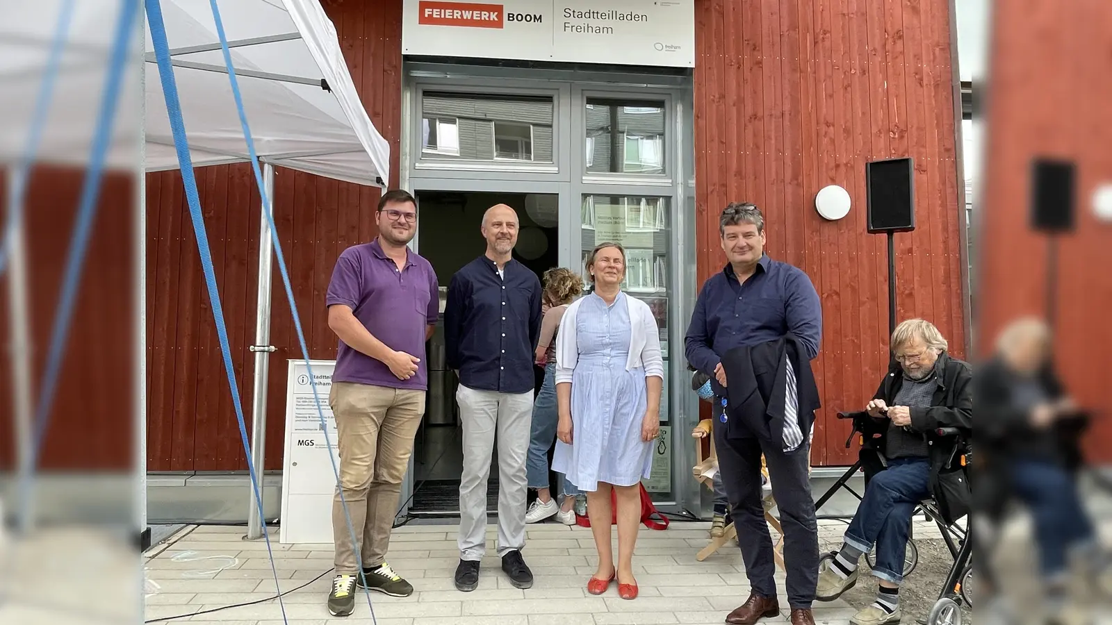 Freuen sich über den neuen Stadtteilladen in Freiham, v.li.: BA-Vorsitzender Sebastian Kriesel, Stadtteilmanager Reinhold Petrich, Maria Graf (Projektleiterin Freiham) und Norbert Kobald (MGS). (Foto: pst)