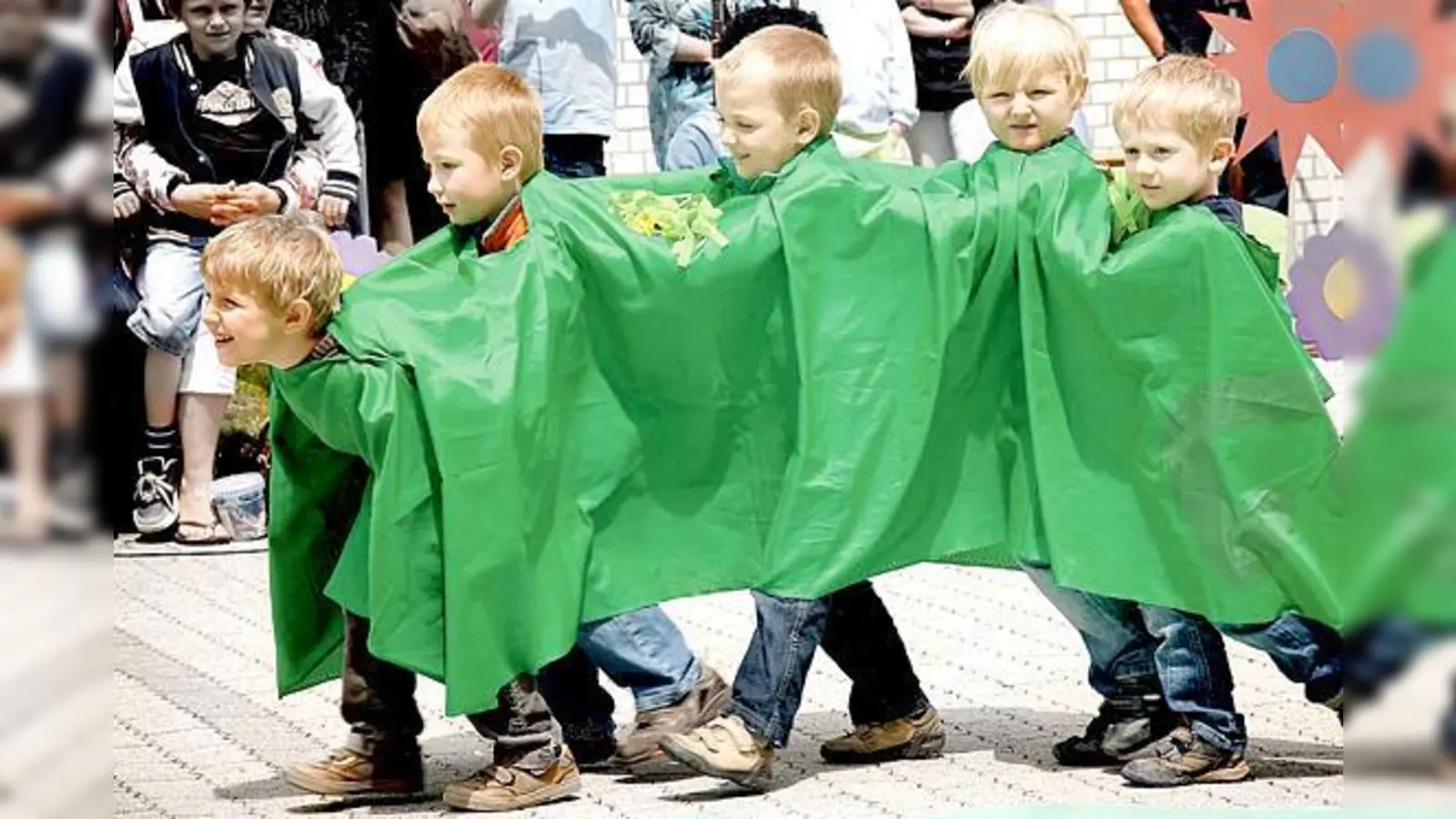 Fünf Buben fraßen sich als Raupe Nimmersatt beim Sommerfest durch Leckereien.	 (Foto: Kindergarten)