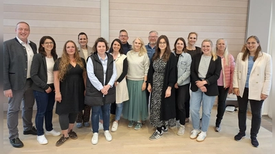 Der neu gewählte Familienbeirat (v.l): Bürgermeister Leonhard Spitzauer, Familienreferentin Annabell Wegener, <br>Karina Ward, Katharina Liepelt, Lisa Schott, Laura Merl, Jan-Steffen Fischer, Alexandra Florek, Michael Ott, Nicole Lipp, <br>Ines Frenzel, Anne Haas, Julia Thalmeier, Familienreferentin Dr. wBianca Dusi-Färber und Jugendreferentin Theresa Fauth.  (Foto: Gem. Vaterstetten)