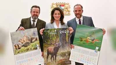 Ministerin Michaela Kaniber mit dem Vize-Präsidenten des Bayerischen Jagdverbands, Thomas Schreder, und dem Geschäftsführer des Landesfischereiverbands Bayern, Sebastian Hanfland (rechts). (Foto: STMELF)
