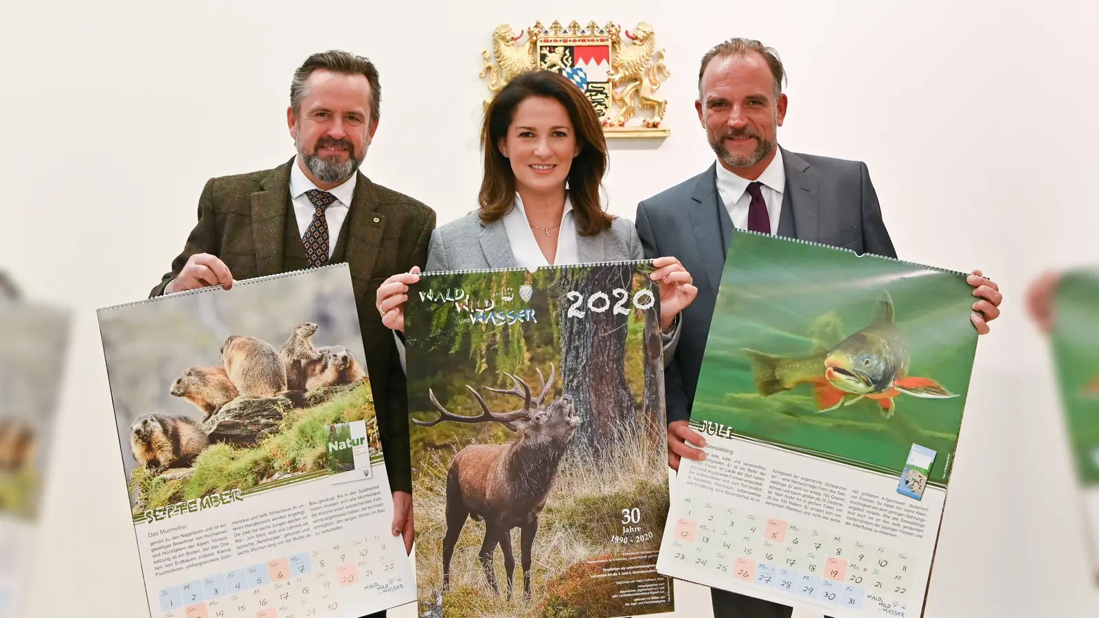 Ministerin Michaela Kaniber mit dem Vize-Präsidenten des Bayerischen Jagdverbands, Thomas Schreder, und dem Geschäftsführer des Landesfischereiverbands Bayern, Sebastian Hanfland (rechts). (Foto: STMELF)