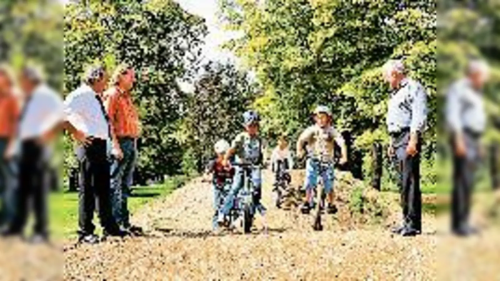 Rainer Wöhrl, Horst Blank und Helmut Dworzak mit Haarer Buben auf der rekultivierten BMX-Bahn.   (Foto: Rammelsberger)