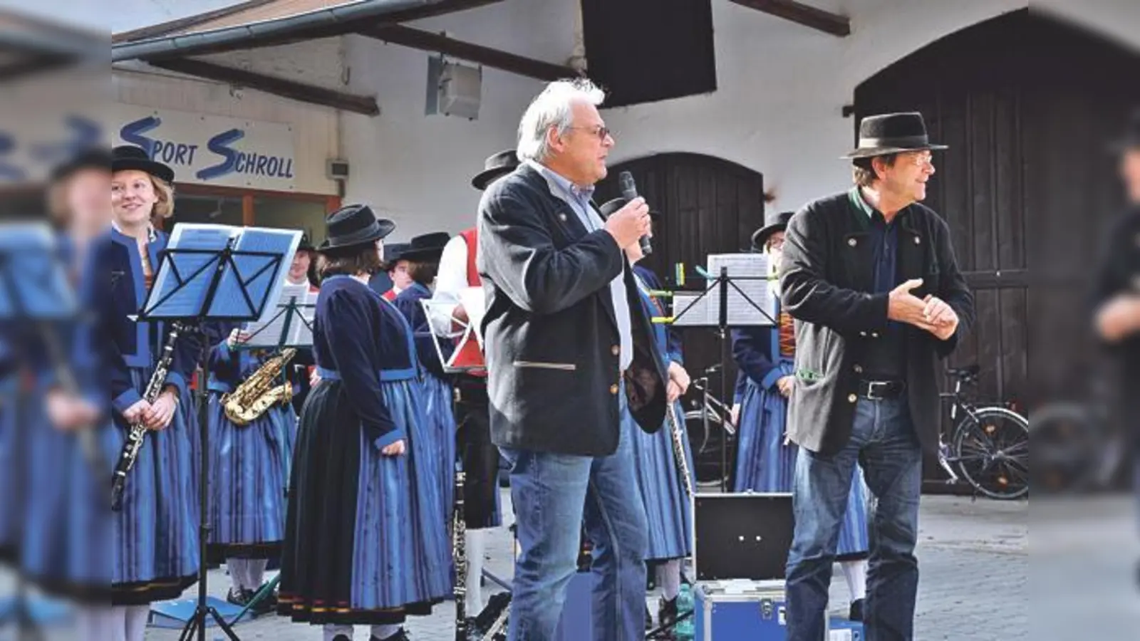 Wilhelm Berntheisel (links) und Bürgermeister Albert Hingerl eröffneten den Marktsonntag.	 (Foto: ARGE)